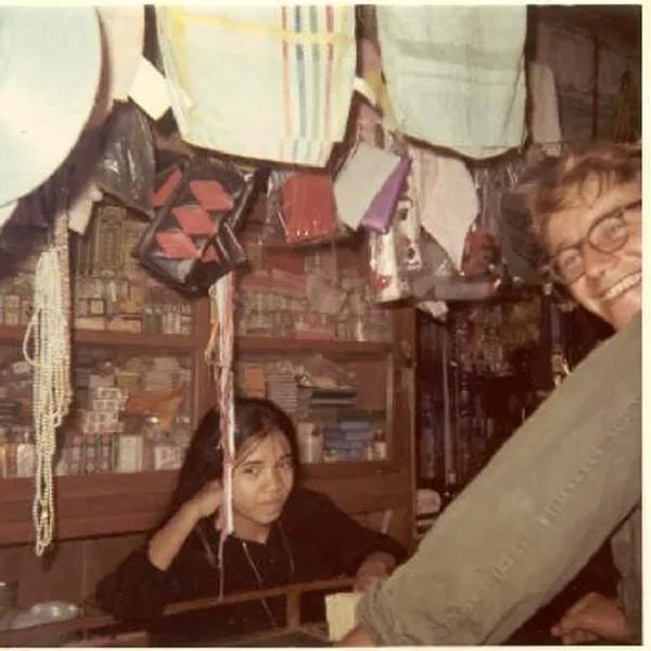 Que Son store clerk